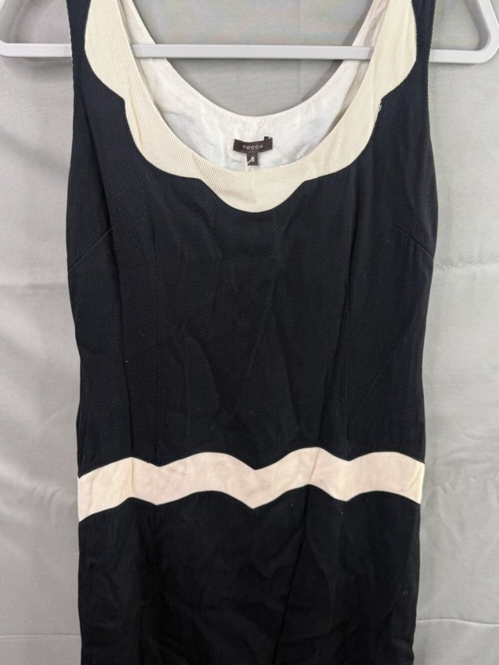 Tocca Shift Dress Size 8 Black Cream Scalloped Trim Sleeveless Silk Lined Wool